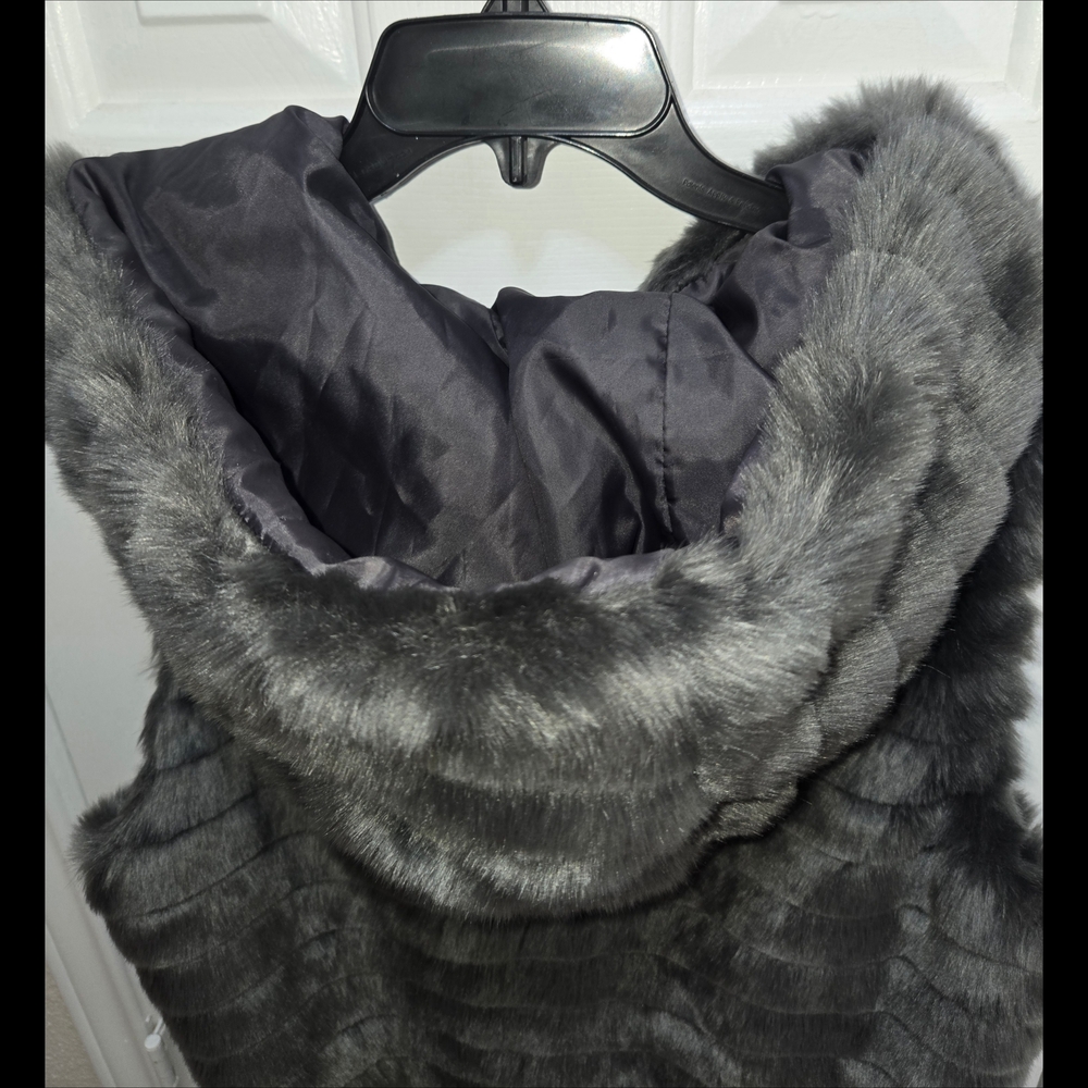 C & C California Dark Gray Faux Fur Vest Buckle Closure Women's Size Large EUC - Picture 4 of 5